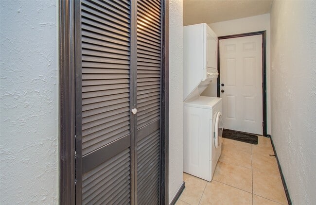 Building Photo - 5319 Bell St