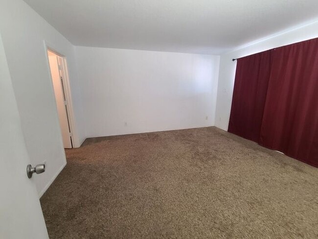 Building Photo - Charming 2-bedroom, 1-bathroom washer/dryer