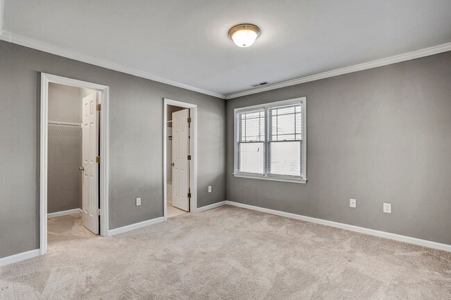 Building Photo - ADORABLE AND COZY-Come see this townhome i...