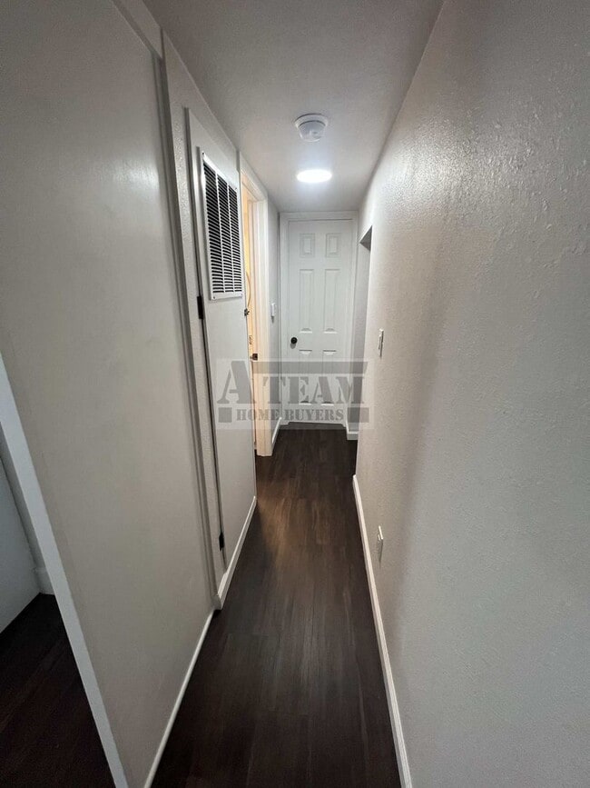 Building Photo - Beautiful Remodeled 3 Bed 1.5 Bath