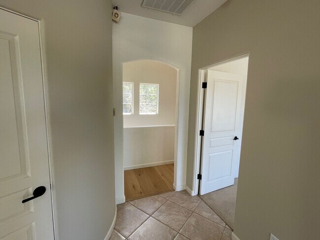 Building Photo - Contemporary Beautiful Spacious 4 bed 3 bath home