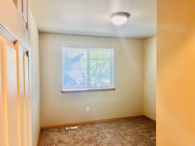 Building Photo - Enormous 4 Bed 2.5Bath + Bonus Room Great Lacey Neighborhood