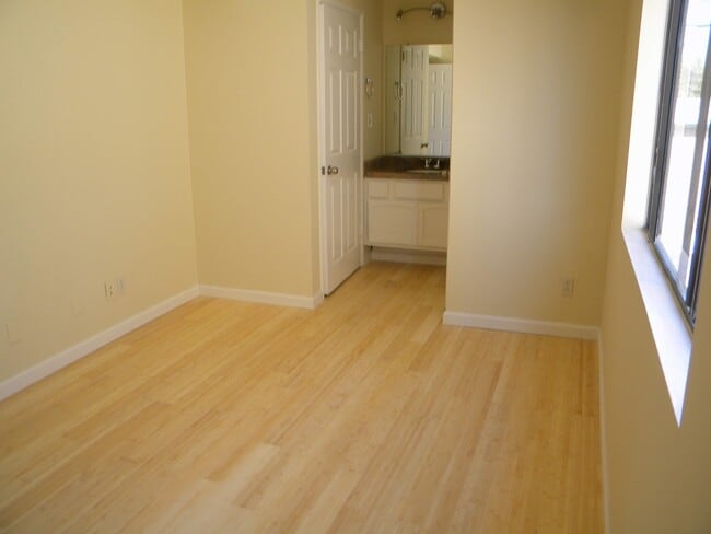 Building Photo - 2480 Penmar Ave