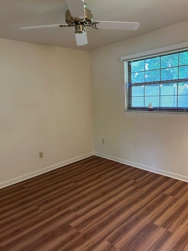 Building Photo - Spacious 3/2/2 in a quiet neighborhood available now!!