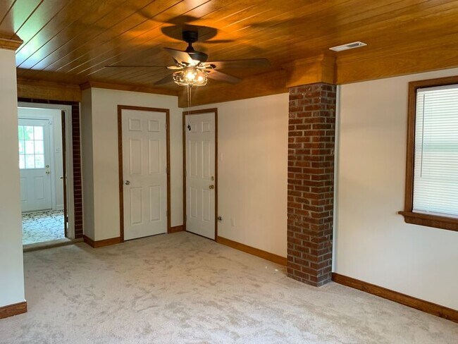 Building Photo - 5631 Swan Dr