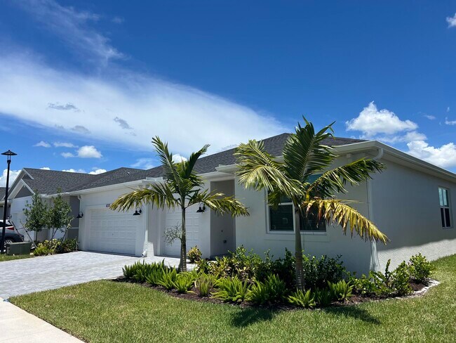 Building Photo - 6313 Cloverdale Ave