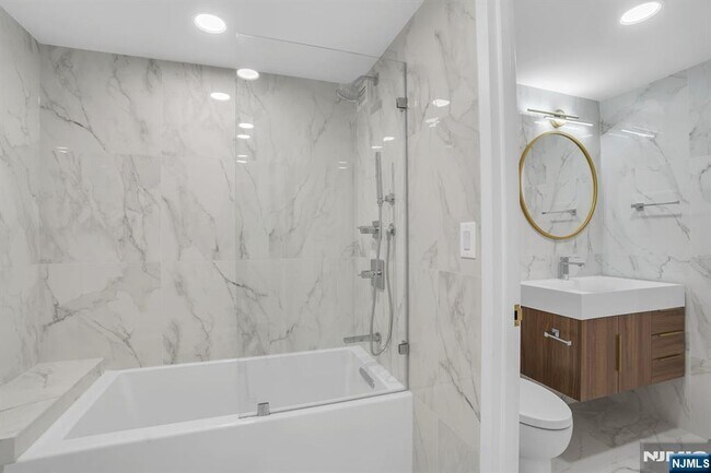 Building Photo - 1055 River 809