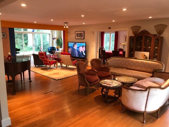 Building Photo - 2354 King Pl NW