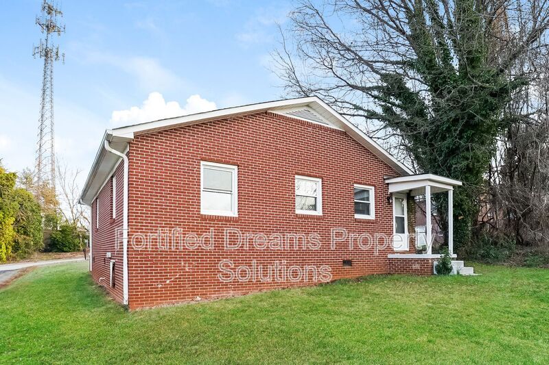 Building Photo - 2008 Row St