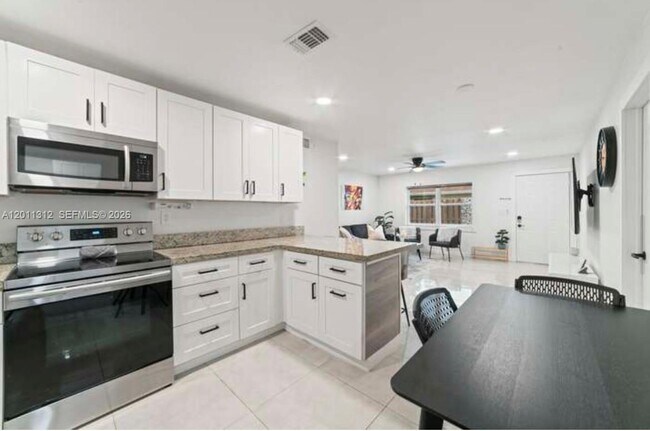 Building Photo - 2320 SW 18th Terrace