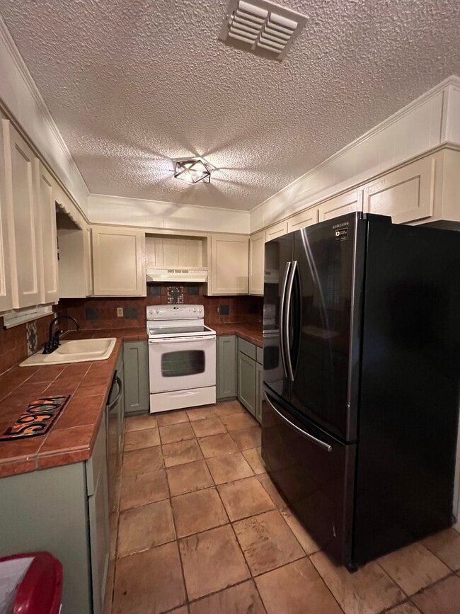 Building Photo - 5901 Larry Dr