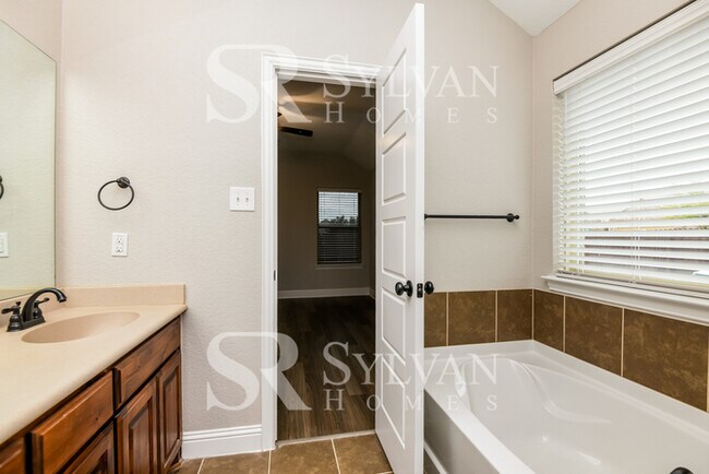 Building Photo - Prepare to be impressed by this 4bedroom, 2.5 bathroom home