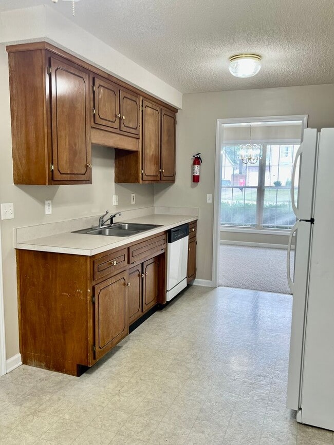 Building Photo - AVAILABLE NOW! 3 Bedroom Home Available of...