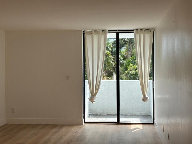 Building Photo - 2715 Tigertail Ave