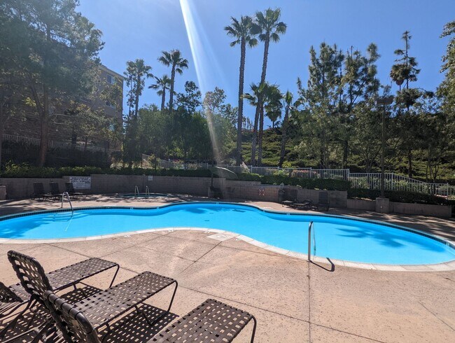 Building Photo - Light & Bright 2 bedroom 2 bathroom condo ...