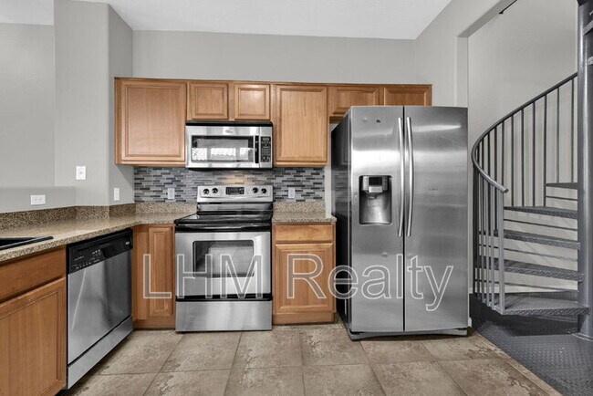 Building Photo - 2210 E Huntington Dr