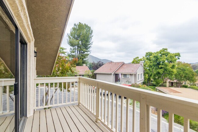 Building Photo - Beautiful two-bedroom, two-bath home in Oa...