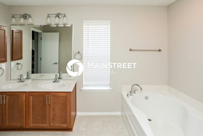 Building Photo - 4 Bedroom Pet-Friendly Home in Glenn Heigh...