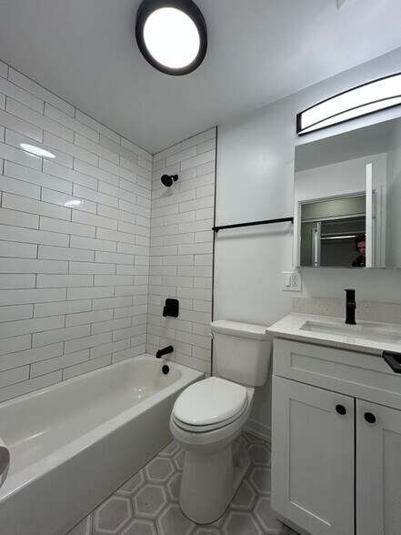 Building Photo - 525 W Oakdale Ave
