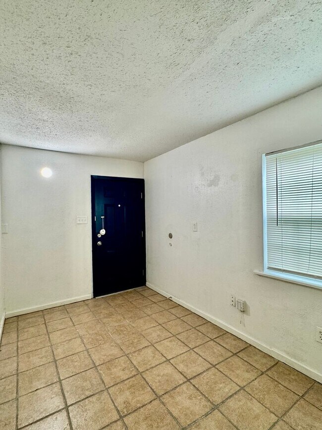 Building Photo - Spacious 4 Bedroom / 3 Bath Home for Rent – Westside Corpus Christi (Section 8 Welcomed)