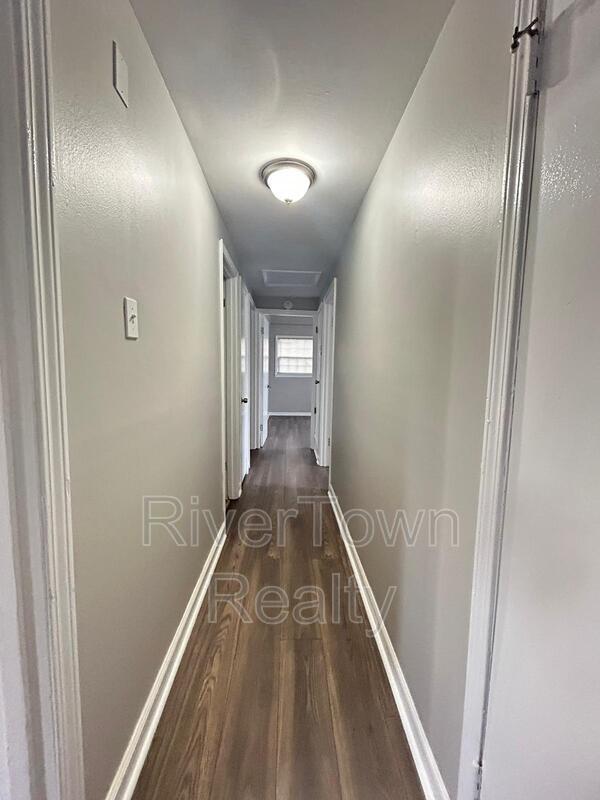 Building Photo - 1316 E Raines Rd