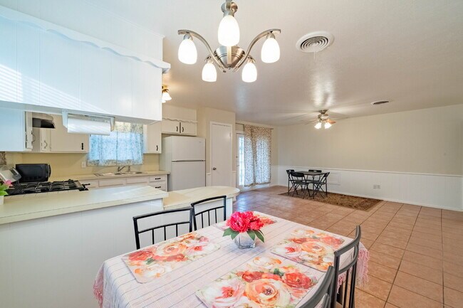 Building Photo - Vintage 3 Bedroom Home w/ Large Backyard