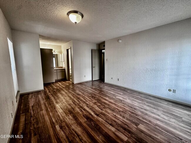 Building Photo - 4433 N Stanton St