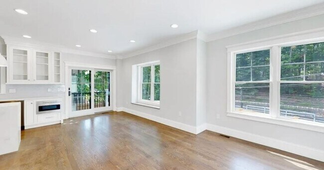 Building Photo - Charming 4 Bedroom-No Broker Fee