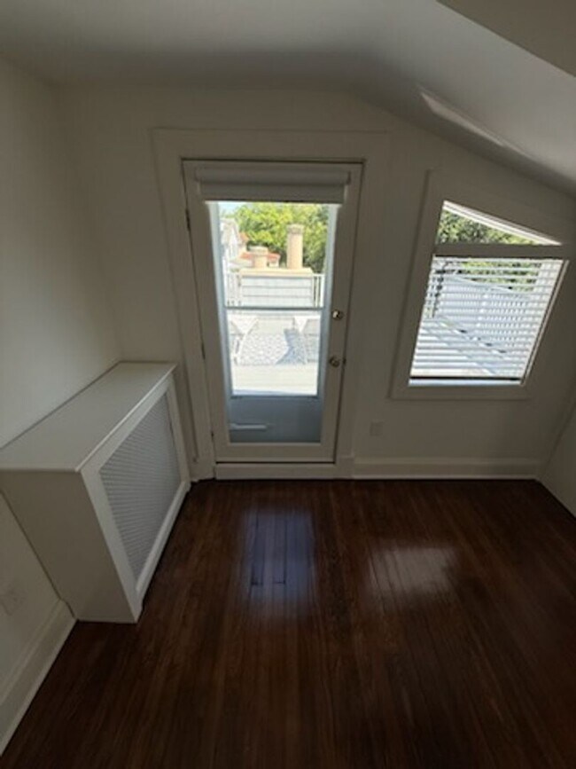 Building Photo - *DREAM LOCATION* 6BR Completely Renovated Duplex
