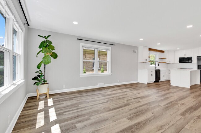 Building Photo - 1066 Poplar St