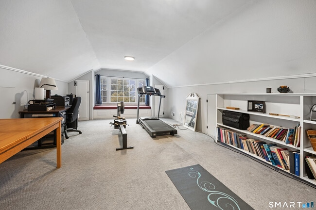 Building Photo - 10 Candlewood Ln