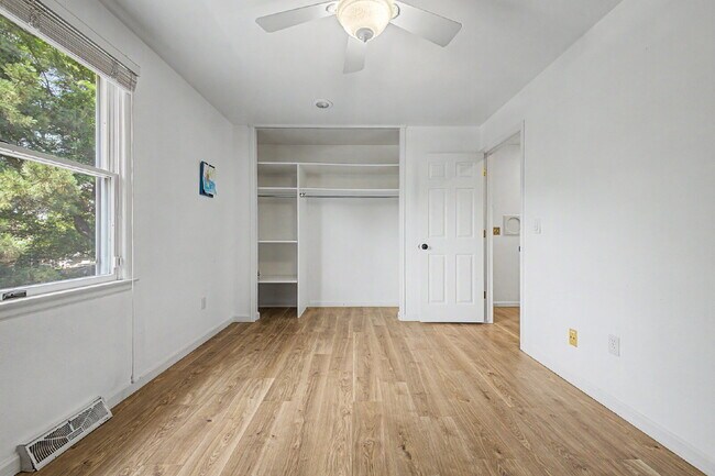 Building Photo - "Spacious 4-Bedroom Oasis with 4 Full Baths in Prime Englewood Location – 3306 Sq. Ft. of Comfort...