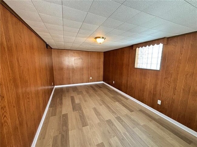 Building Photo - 330 Long Dr