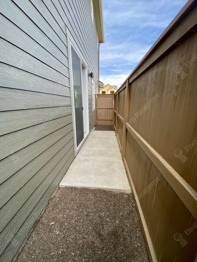Building Photo - Petrosa Townhouse 3 BR - 2 ½ BA w/ loft