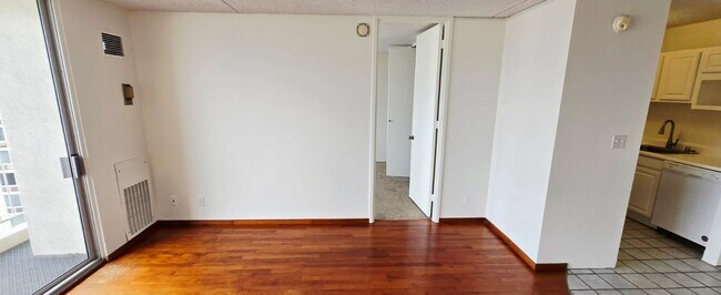 Building Photo - Large One Bedroom Unit- The Villa on Eaton Square #2412