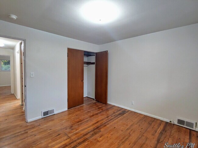 Building Photo - "Charming 2-Bed Retreat with Gleaming Hardwood Floors in Prime Seattle Location!"