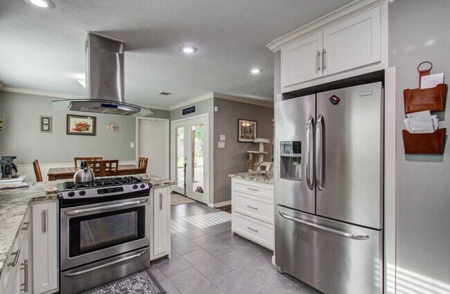 Building Photo - 9818 Emnora Ln