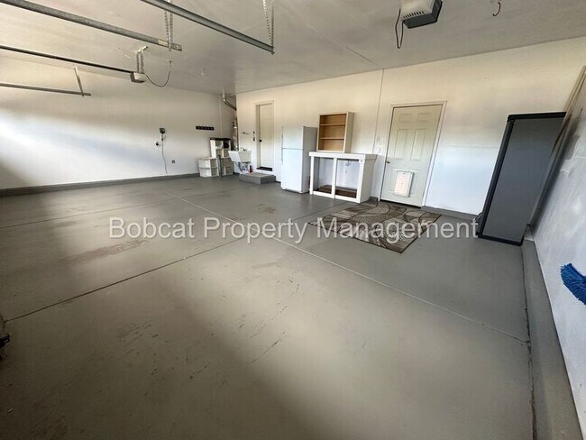 Building Photo - 877 Vista Park Dr