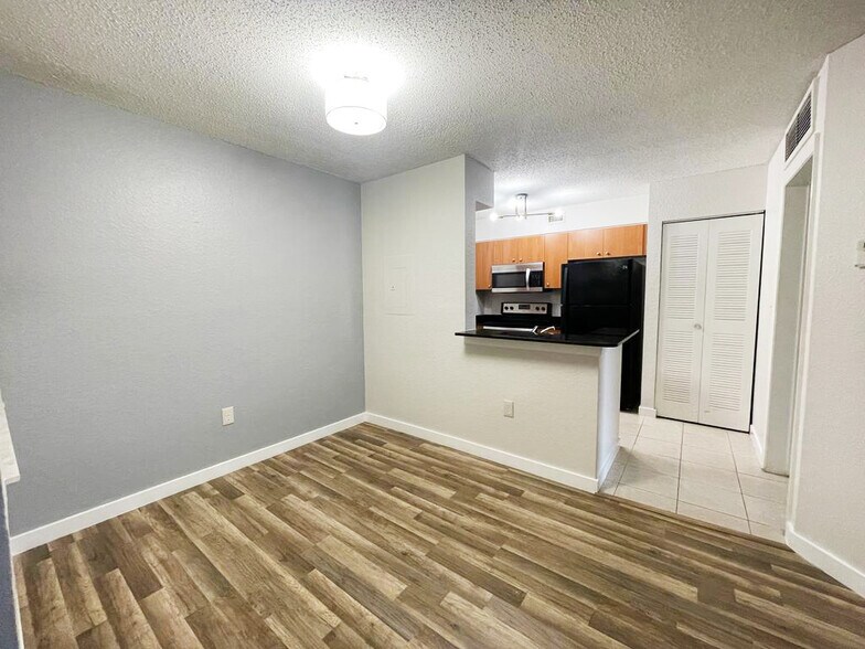 Building Photo - 2810 N Oakland Forest Dr