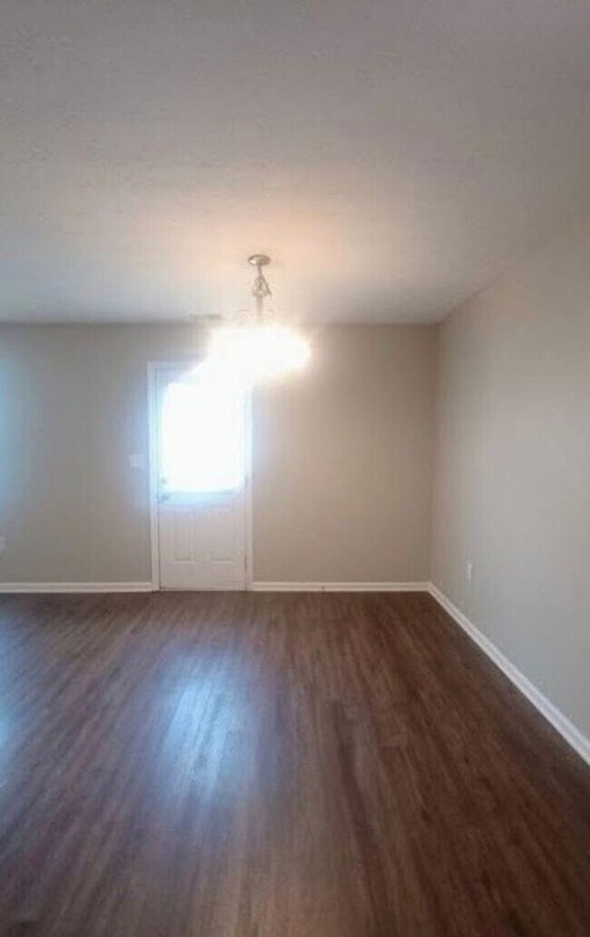 Building Photo - **LESS than 10 minute Drive from Fort Knox**