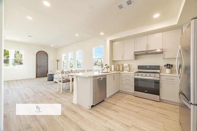 Building Photo - Whitmore Villa.