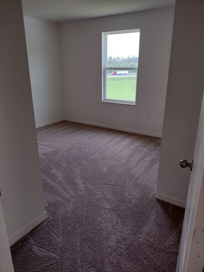 Building Photo - Beautiful 4 bedroom 2.5 Bathroom House For...