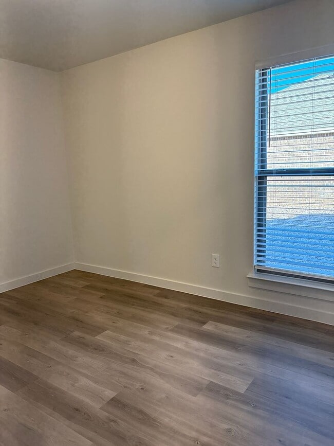 Building Photo - 2513 Is THE ONE for me!