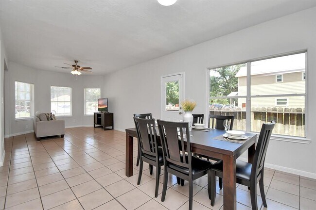 Building Photo - 8106 Rhobell St