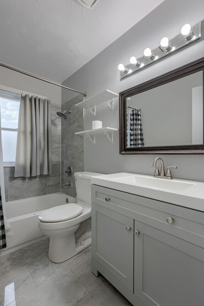 Building Photo - Must See Updated Bellevue Home!!