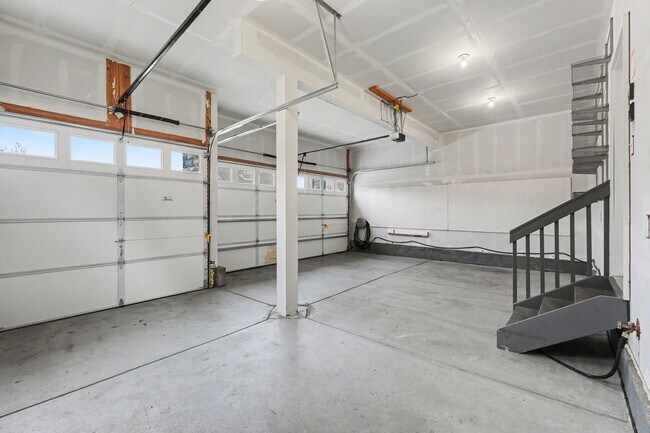 Building Photo - Stunning 4bed/3bath Oakwood Model Home in Erie