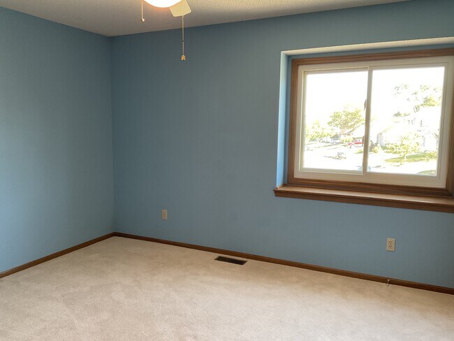 Building Photo - 9930 Valley Vista Pl