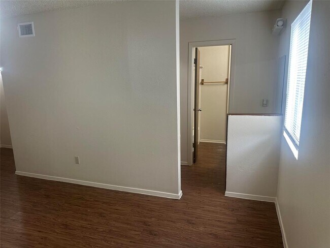 Building Photo - 6907 Woodhue Dr