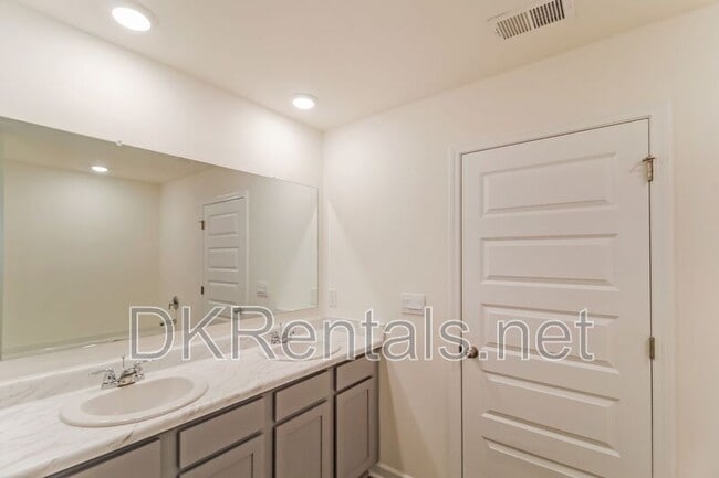 Building Photo - 520 Whitman Ln