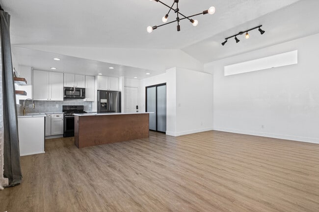 Building Photo - 1572 S Bridle Path Loop